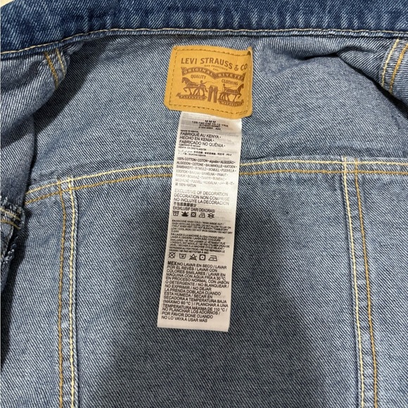 Levi's Classic Blue Jean Jacket - Picture 3 of 5